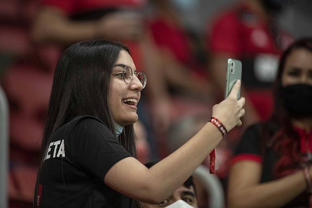 并通过他们 并通过他们